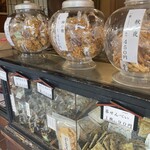 Kikumi Senbei Sohonten - 色んなお菓子があります