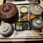 Unagi no Shiromura - 陣容はこんな感じ。上段真ん中のとろろ、その右下の卵黄はこの店の特徴。並には付かず上から付属。これについてはコメント欄見ても意見百出