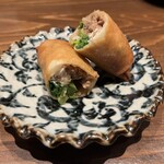 Sosaku Teppan Konamono Ushishi - 和牛と菜の花とクリームチーズの春巻き