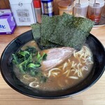 巓 - 料理写真:中盛ラーメン
麺かため・味うすめ・油少なめ