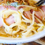 Tokyo Miso Ramen Uzura - 麺（極太平打ち麺）