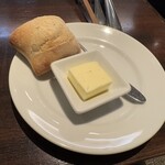 肉友 - パンも当然お代わりOK。隣の人は3つ食べてました笑