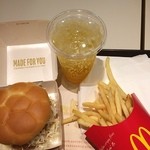 マクドナルド - 頑張れ、日本！
            JAPANミンチカツバーガーいただきます☻