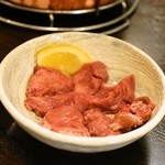 ジンギスカン らむすけ - 2014.5 ラム舌塩焼き（550円）