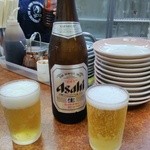 流川 餃子センター - キンキンに冷えたビール（中瓶）とグラスが出てくる～注ぐ～クイっーと飲む～シアワセ♪