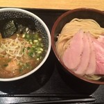 麺屋一燈 - 濃厚魚介チャーシューつけ麺 1100円、中盛50円
      
      鉄板の美味しさ、この頃行けてなかった一燈に久しぶりに行きました。
      19:20ごろ到着ですが、40分程度待ちました。定休日はなくなったようです。
      
      つけ麺は、いつ来てもバランス良く美味しい〜気づけば、食べログラーメン部門で全国1位になってた。
      
      2014年142杯目
      