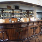 Bar Hototogisu - カウンターの様子です。　お酒がたくさん