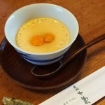 Shichi Raku - すっぽん玉子の茶碗蒸し。可愛らしいオレンジ色のポッチは黄身。どう表現すれば良いのか分かりませんが、クリーミィで独特な風味。こんなの初めて！