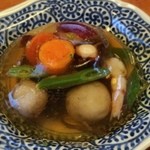 Shichi Raku - 夏野菜と根菜と海鮮のゼリー寄せ。見た目も涼しい和風テリーヌですよ。シャレてるだけでなく、野菜のふくよかな旨味がしっかり溶け込んだ生地も美味。コレ好き♡