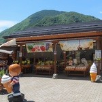 道の駅 風穴の里 - 外の売店にソフトクリームが販売されています