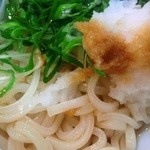 なか卯 - 小すだちうどんはすだちを掛けると風味が増し柑橘効果でスルスルと食べられる