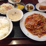 Shukokaku - 油淋鶏定食
      
      ※メニュー写真との違い
      唐揚げ→揚げ餃子
      杏仁豆腐→桃缶
      メイン→量が多い（笑）