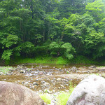 Metou Onsen - 立ち上がると川が見えます。