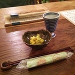 Soba to Jizake Saika - 日本酒『麒麟山(新潟)』、お通しのカボチャサラダ