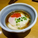 竹乃屋 - この日の付け出しは温泉玉子、先ずはこれをつまみにビールをグビグビ。
      