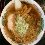 417 - ラーメン
スープ甘めで美味しい。
麺極細ちじれ。
チャーシュー柔らかくて美味しい。
＊ラーメン屋で帰り際入り口まで来て深々とお辞儀されて『ありがとうございました』と言わらたのは初めてですね(^O^)
惜しいな…素敵なお店なのに。