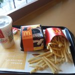 McDonald's Ion Kita Kogane Ten - イカスミバーガーセット　670円　コーラＭ、ポテトＭ