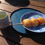 五子 - もちもちで甘辛い味　　お茶も入れてくれました