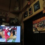 丸西屋 - テレビで町の祭りをやっています。