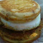 McDonald's Yamaguchi Inter Ten - 「朝マックマックグリドルソーセージエッグセット」（４７７円）のメインです。