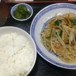 En - 焼きビーフンの定食600円なり。700円でも良いのでもう一品つけば大満足のセットになりそうな予感。