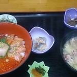 漁師割烹 頼藤 - 料理写真:味噌汁はどうだ？…アサリ多いし出汁もよく出ててメッチャ旨！
丼は？…量はちょうどよいし、鮮度もよし♪
ウニ旨！イクラ旨！赤身も旨いし、サーモンもよし♪
これで税込1,490円！
大変満足なお昼でした♪