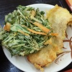 Ganba Tei Heiwadori Ten - 「とり天(130円)」と「野菜かき揚げ(100円)」。とり天は人気No.1の品だとか