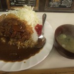 キッチン南海 早稲田店 - カツカレー（ロース）には味噌汁が付いて660円はお安いですね。