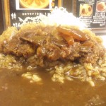 キッチン南海 早稲田店 - ボリュームのあるカツカレーにはたっぷりの千切りキャベツが付きます。