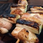 Yakitori to Mizutaki no Sakaba Torian -TORIAN- - 焼鳥といえば、ねぎま。鶏肉がジューシー。ネギも歯応え抜群ですが邪魔してません。