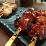 Yakitori to Mizutaki no Sakaba Torian -TORIAN- - 手前はレバー。焼き加減がトロトロで最高。