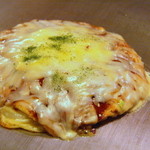 Okonomiyaki Family Izakaya Gu Yoshita Ekimae Ten - ダブルチーズお好み焼き（おもち、ベーコン、ダブルチーズ入り）