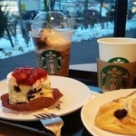 スターバックス コーヒー - ショートドリップコーヒー２８０円トールソイチョコレートオレンジュモカフラペチーノ５７０円ブルーベリークリームスコーン２３０円ストロベリー＆クッキーチーズケーキ４４０円