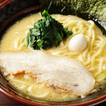 吟家 - 料理写真:固めの麺とスープの相性が抜群『濃厚とんこつ醤油ラーメン』