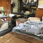 Fujiwara Ya - 年季を感じる店内です。