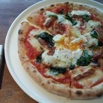 Pizzeria Sanare - ビスマルクってピザ。大きさが解るようにタバコと並べています。