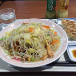 Ringer Hut Fujiguranmidoriten - 野菜たっぷり皿うどんと餃子5個セット