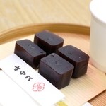 Toraya Asakusa Matsuya Uri Ten - 小型羊羹と煎茶のセット