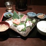 Creative Izakaya Nagomiya Ningyochohonten - 鮮魚刺身定食900円、ごはん味噌汁おかわり無料