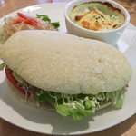 カフェ キャトル - 自家製フォカッチャのBLTサンド&ミニグラタン850円