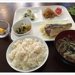 まいまい - 鯖味噌煮（８８０円）・切り干し大根・小松菜、ジャガイモ炒め、春雨サラダ