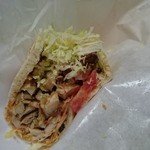 Salam Kebab - 半分に切ってみるとチキンがぎっしり入っているのが分かります