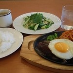 ココス - ランチメニュ。洋食屋さんのコンボランチ６９０円。ミニグリーンサラダ２９０円。ライス大盛り無料。スープバー（コンソメ、和風の２種）付。