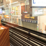 Grill Plancha - 窓から商店街が見降ろせます。 '15 4月上旬