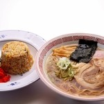 Yamura Parking Area (Kudari) Food Court - 鶏がらベースの醤油スープがちじれ麺によくからむ、大人気ラーメンと半チャーハンのお得なセット。