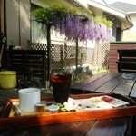 Coffee Jikabaisen no Mise Fujidana - 店の前にはキレイなふじだなが咲いています