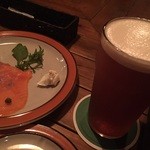 Irish pub Robin - よなよなエールとスモークサーモンサワークリーム添え