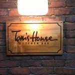 Tom's House - お店の看板