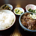 セノ食堂 - 牛煮込み定食