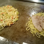 神戸 - お好み焼きとそば、肉をそれぞれ焼いて、肉をそばの上へ